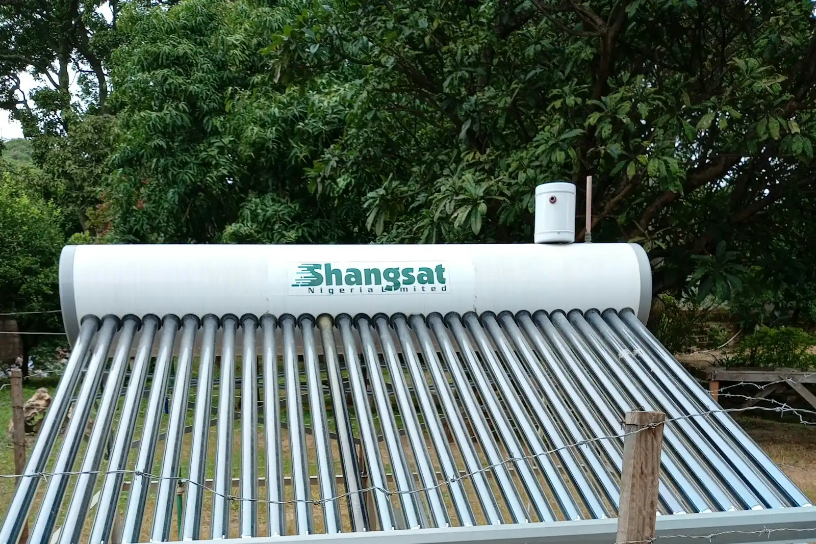 Evacuated-tube solar water heater with its storage tank