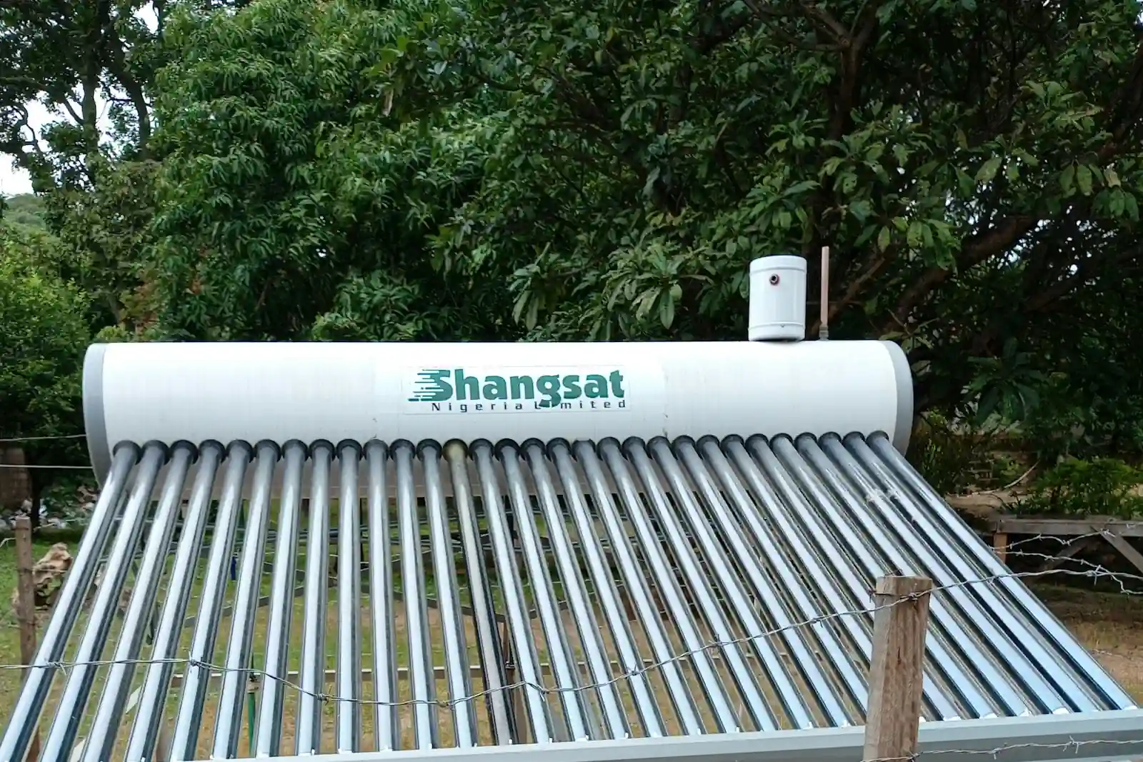 Evacuated-tube solar water heater with its storage tank